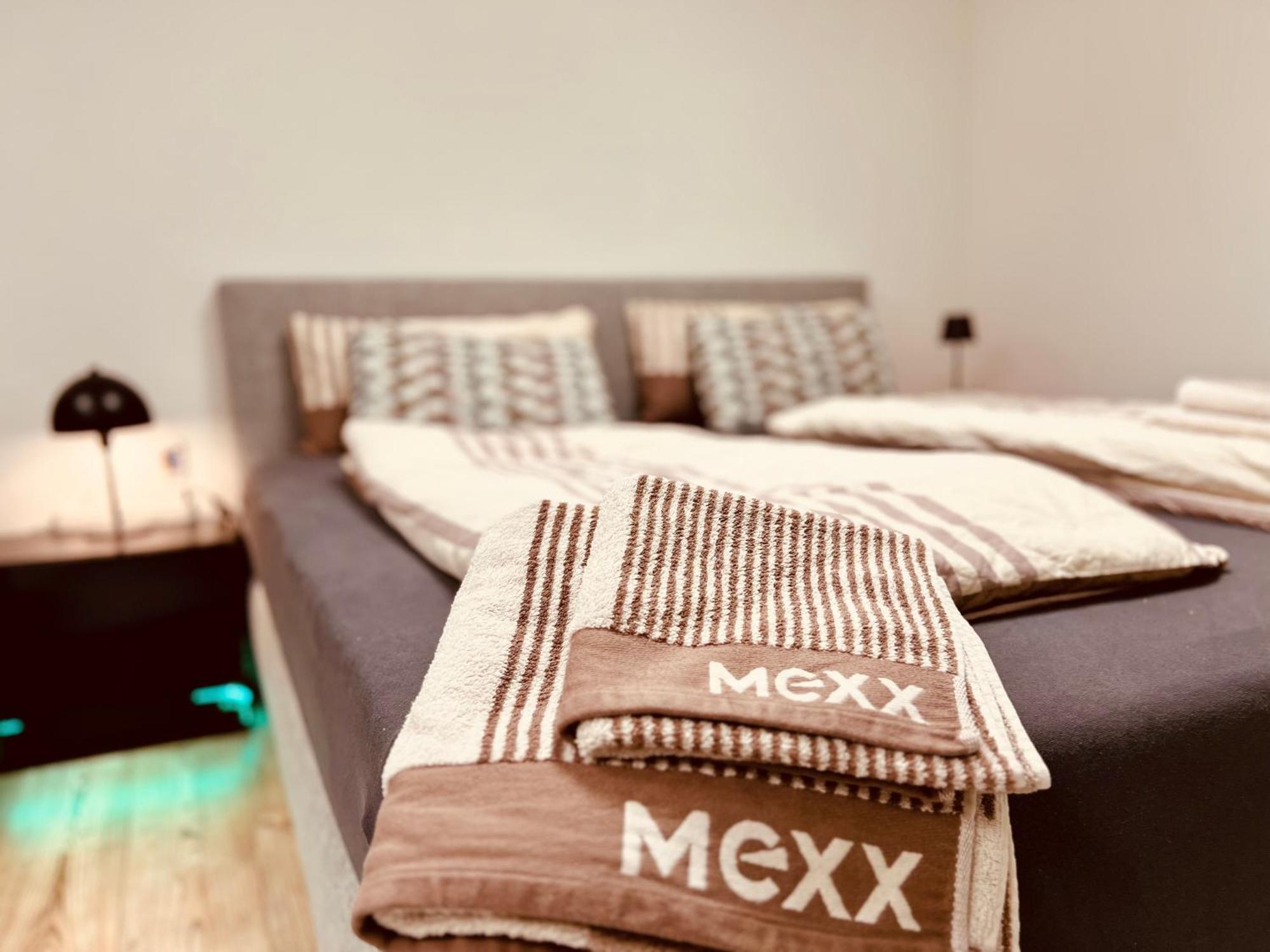 Cologne Luxe Living: Opulent Elegance Unleashed Apartamento Exterior foto
